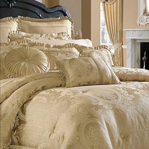 Elegant J Queen bedding like new.